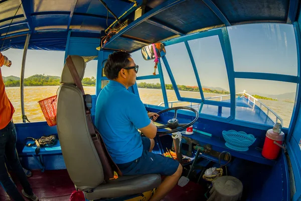 CHIANG RAI, THAILAND - FEBRUARY 01, 2018: Beautiful outdoor view of the captain sailing a boat in the waters of port at golden triangle Laos — Stock Photo, Image