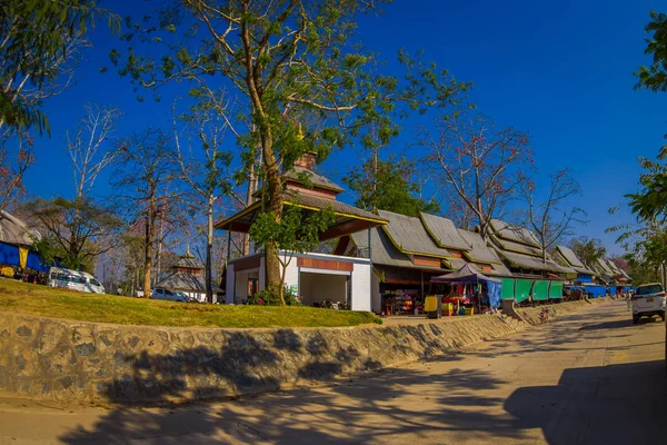 チェンライ, タイ - 2018 年 2 月 1 日: 屋外観チャイナタウンの黄金三角地帯にラオスの海岸の沖で島で通りの片側に位置するストリート マーケット — ストック写真