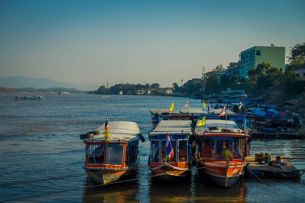 Chiang Rai, Thailand - februari 01, 2018: Mooie buiten weergave van sommige boten in de haven op gouden driehoek Laos — Stockfoto