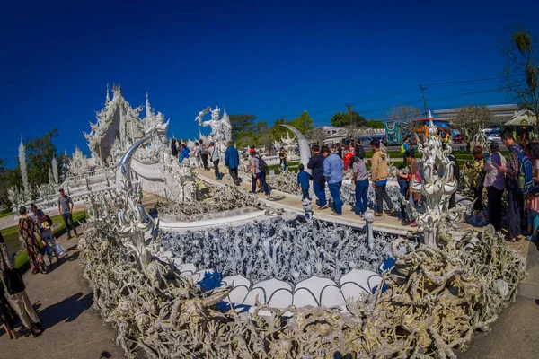 CHIANG RAI, THAILAND - FEBRUARY 01, 2018: Pandangan luar ruangan terhadap orang-orang tak dikenal di pintu masuk kuil putih yang terletak di Chiang Rai utara Thailand. Kuil Putih Wat Rong Khun — Stok Foto