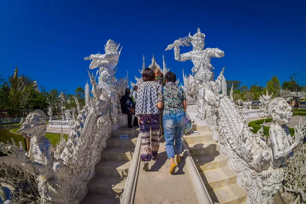 Чіанг Рай, Таїланд - 01 лютого 2018: Люди, ходьба і відвідати багато прикрашений білий храм, розташований на півночі Таїланду Чіанг-Рай. Wat Ронг Khun, є сучасні нетрадиційні буддійський храм — стокове фото