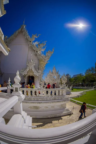 Chiang Rai, Thajsko - 01 února 2018: Lidé na krásné zdobené bílý chrám nacházející se v severním Thajsku Chiang Rai v slunečný den. Wat Rong Khun, je moderní, nekonvenční buddhistický chrám — Stock fotografie