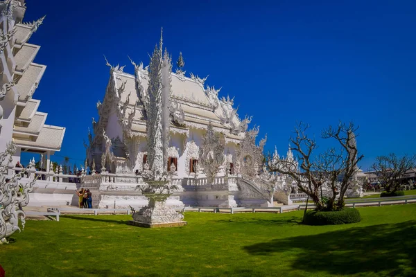 CHIANG RAI, THAILAND - FEVEREIRO 01, 2018: Vista interior de pessoas não identificadas tirando fotos do templo branco ornamentado localizado em Chiang Rai norte da Tailândia — Fotografia de Stock