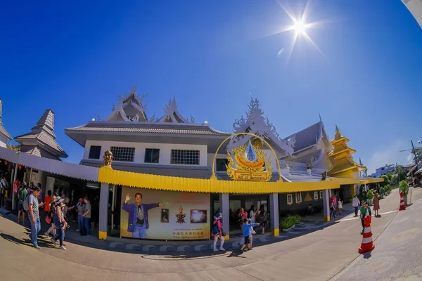 Chiang Rai, Thajsko - 01 února 2018: Venkovní pohled neznámých lidí walkingat enter bílý chrám, v Chiang Mai — Stock fotografie