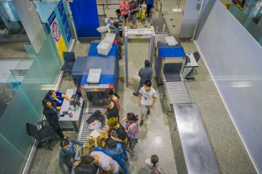 Krabi, Tayland - 02 Şubat 2018: Bagaj ve insanlar Krabi Airport terminal binası içinde kontrol etmek için segurity alan görünümünü yukarıda