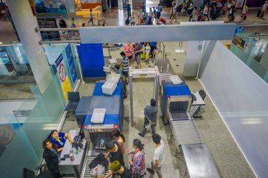 Krabi, Tayland - 02 Şubat 2018: Bagaj ve insanlar Krabi Airport terminal binası içinde kontrol etmek için segurity alan görünümünü yukarıda