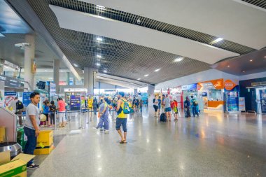 Krabi, Tayland - 19 Şubat 2018: Kimliği belirsiz kişi Krabi uluslararası kalkış terminal salonu Havaalanı içinde yürüyüş kapalı görünüm