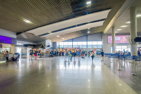 KRABI, TAILANDIA - 19 DE FEBRERO DE 2018: Vista interior de personas no identificadas caminando dentro del aeropuerto de la terminal de salidas internacionales de Krabi — Foto de Stock