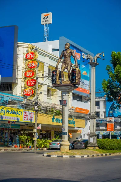 KRABI, THAILANDIA - 19 FEBBRAIO 2018: Intersezione nella città centrale di Krabi, con gigantesche statue di cavernicoli su alti piedistalli, con semafori — Foto Stock
