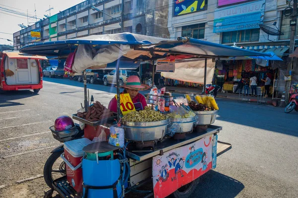 크 라비 타운의 거리에서 판매 하는 음식 손수레와 정체 불명된의 여자의 크 라비, 태국-2018 년 2 월 19 일: 야외 보기 — 스톡 사진