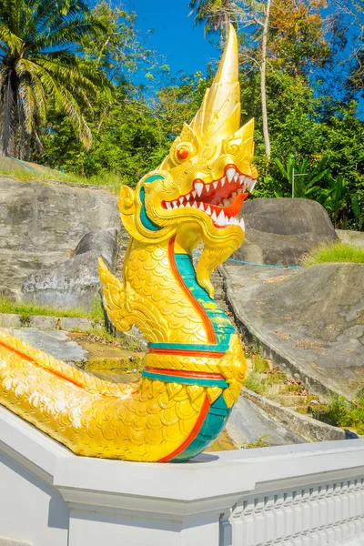 Krabi, Thailand - 19 februari 2018: Mooie buiten weergave van Dragon standbeeld op Wat Kaew Korawaram witte tempel in Krabi, Thailand — Stockfoto