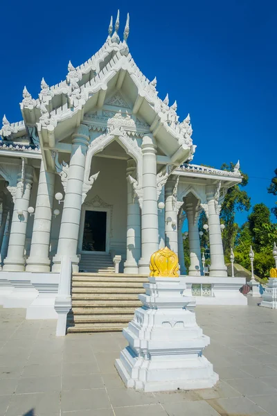KRABI, TAILANDIA - 19 DE FEBRERO DE 2018: Escalera Naga en el templo público blanco de Wat Kaew Korawararam, iglesia en TAILANDIA — Foto de Stock