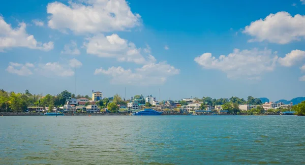 Krabi, Thailand - 19 februari 2018: Buiten zicht op de oever van de rivier met een grote boot in Krabi town, Thailand. Lokale bevolking vaak lopen ontspannen en oefening in de ochtend in de rand — Stockfoto