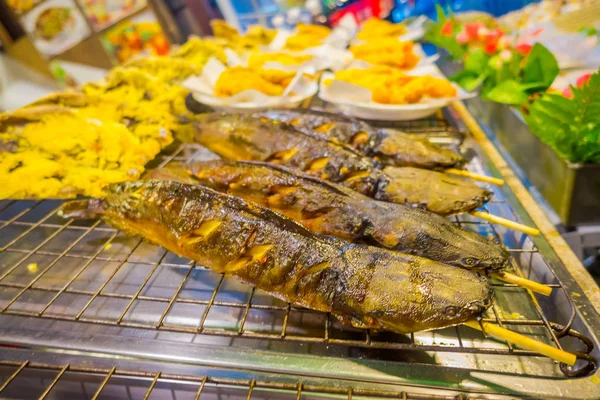 Sluit uit vis gegrild attractiepark Street food kraampjes op Nopparat Thara weg in Ao Nang — Stockfoto