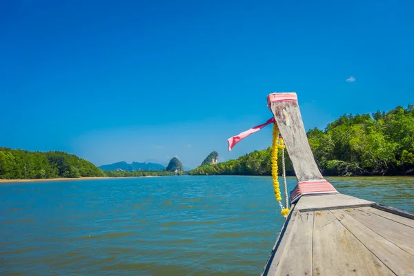 Vista ao ar livre do tradicional barco de cauda longa no caminho na cidade de Krabi, no sul da Tailândia — Fotografia de Stock