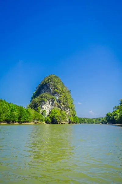 Bela vista ao ar livre de enormes montanhas na horizontal, vista do rio durante um gorgeopus azul asky na província de Krabi, sul da Tailândia — Fotografia de Stock