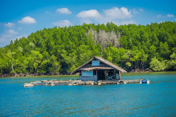 在泰国南部的甲米省 gorgeopus 蓝 asky, 在靠近红树林的河边漂浮着旧房子和受损房屋的户外景观 — 图库照片