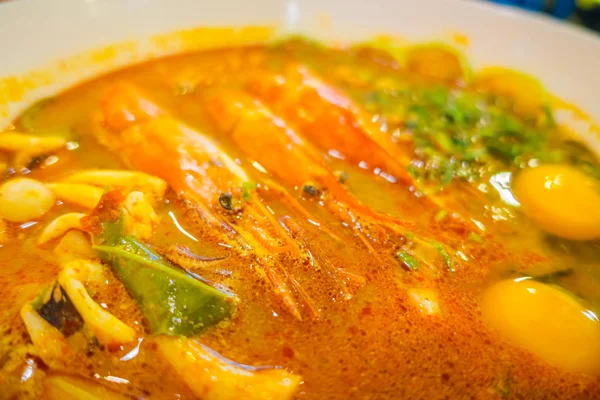 Primer plano de sopa de camarones en tazón blanco sobre mesa amarilla en AO NANG —  Fotos de Stock