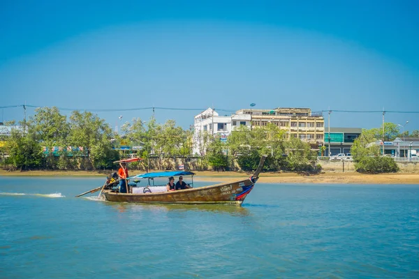 Ao Nang, Tajlandia - 05 marca 2018: Widok zewnątrz niezidentyfikowanych osób podróżujących w tajski kutry rybackie w rzece w prowincji Krabi, Morze Andamańskie, południowej Tajlandii — Zdjęcie stockowe