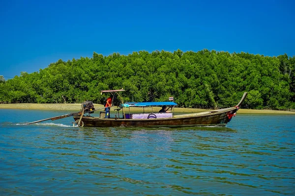 AO NANG, THAILAND - MARÇO 05, 2018: Vista ao ar livre de pessoas não identificadas que viajam em barcos tailandeses de pesca no rio na província de Krabi, Mar de Andaman, sul da Tailândia — Fotografia de Stock