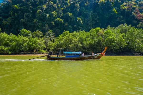 AO NANG, TAILÂNDIA - FEVEREIRO 19, 2018: Bela vista ao ar livre de pessoas não identificadas Pesca em barcos tailandeses no rio na província de Krabi, sul da Tailândia — Fotografia de Stock
