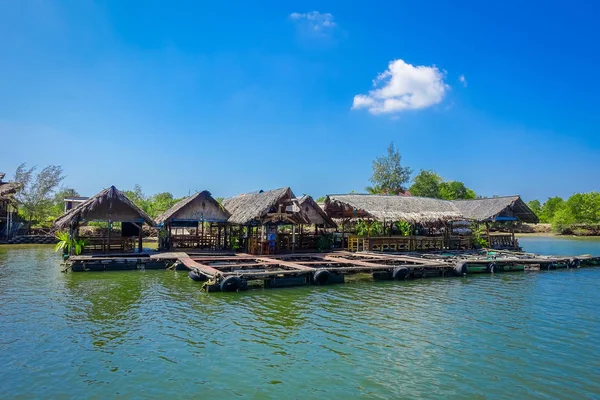 AO NANG, TAILANDIA - 19 DE FEBRERO DE 2018: Vista al aire libre del restaurante tradicional tailandés de mariscos sobre pilotes sobre el agua en Krabi, Tailandia — Foto de Stock