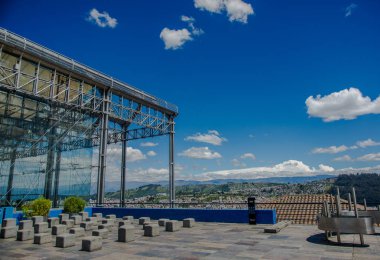 Quito, Ekvator, 02 Şubat 2018: Yaku Müzesi Quito şehir su ve değişik kullanımları önemi hakkında açıklayan bir gösteri ile bulunan su metalliz yapısının açık görünüm