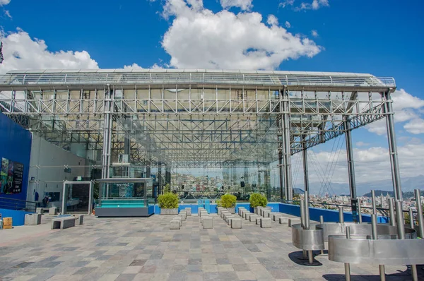 QUITO, ECUADOR, 02 DE FEBRERO DE 2018: Vista exterior de la estructura metálica del museo del agua de Yaku ubicado en la ciudad de Quito, con una muestra explicando la importancia del agua y los diferentes usos —  Fotos de Stock