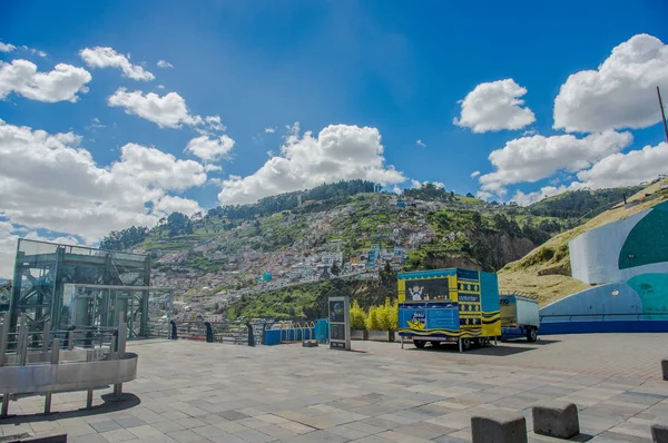 QUITO, ECUADOR, 02 DE FEBRERO DE 2018: Primer plano de un food truck con un montaje con algunos edificios en el horizonte en la ciudad de Quito en el distrito de San Juan y ciudad colonial —  Fotos de Stock