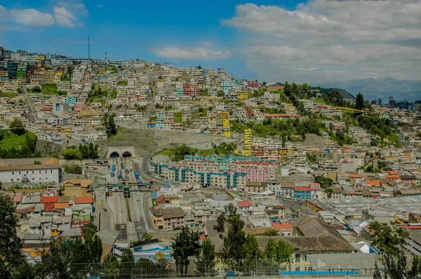 QUITO, ECUADOR, 02 DE FEBRERO DE 2018: Mirador de la ciudad de Quito en el distrito de San Juan y ciudad colonial —  Fotos de Stock