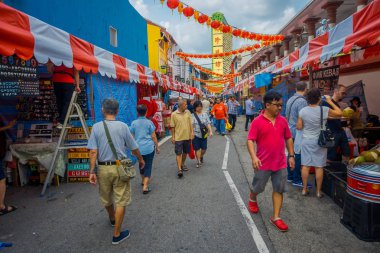 Singapore, Singapur - 30 Ocak. 2018: kimliği belirsiz kişi genel Market Festivali Pazar Lau Pa oturdu şimdi popüler gıda mahkeme hawker Merkezi Singapur'da olarak kullanılan yürüyüş açık görünüm