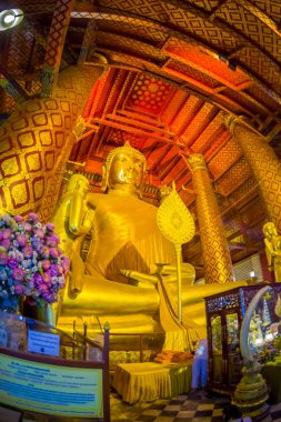 Ayutthaya, Tayland, 08 Şubat 2018: Altın budha heykelini kapalı görünümünü bir Tapınağı'nda tarihi Park Ayutthaya içinde yer alan bir sarı kumaş kaplı