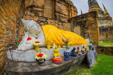 Ayutthaya, Tayland, 08 Şubat 2018: sarı kumaş ve bazı Saygılar önde, tarihi Park Ayutthaya, Tayland, balık göz etkisi ile kaplı Buda uzanmış kapat