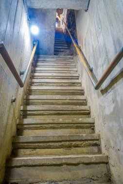 Ayutthaya, Tayland, 08 Şubat 2018: Kimliği belirsiz kişi donwstairs bir bina içinde yürüyüş görünümünün altındaki ana saldırın Wat Racha Burana, Ayudhya il