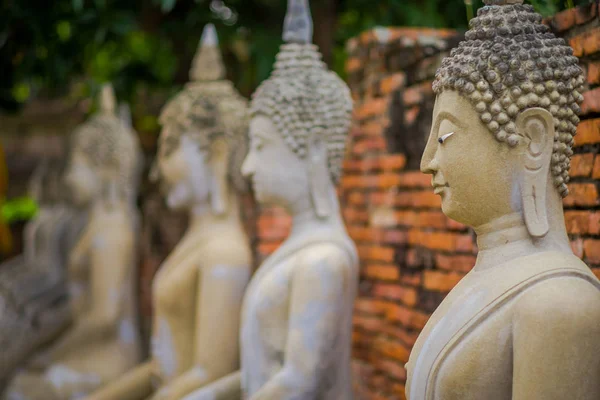Primer plano del enfoque selectivo Antigua estatua de Buda en WAT YAI CHAI MONGKOL, la histórica ciudad de Ayutthaya, Tailandia — Foto de Stock