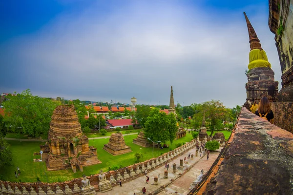 Όμορφο τοπίο με κάποια άγνωστα ανθρώπους που περπατούν στο αρχαίο ναό βουδιστική Στούπα, γνωστό και σημαντικό τουριστικό αξιοθέατο θρησκευτικού Ιστορικό Πάρκο Ayutthaya, Ταϊλάνδη — Φωτογραφία Αρχείου