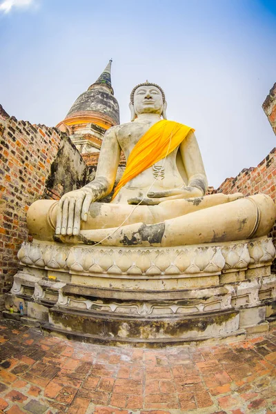 Abajo vista de budha blanco con una tela amarilla alrededor de su cuerpo en el parque histórico de Sukhothai la vieja ciudad de Tailandia Estatua antigua del Buddha en Wat Mahathat en el parque histórico de Sukhothai, Tailandia — Foto de Stock