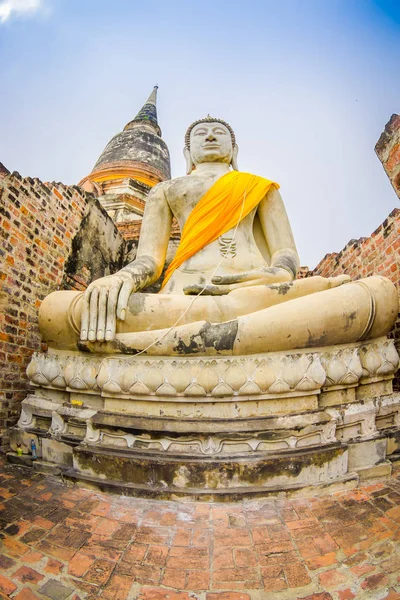 Abaixo a vista do budha branco com um tecido amarelo em torno de seu corpo no parque histórico de Sukhothai a cidade velha de Tailândia Estátua de Buda antiga em Wat Mahathat em Sukhothai Historical Park, Tailândia — Fotografia de Stock