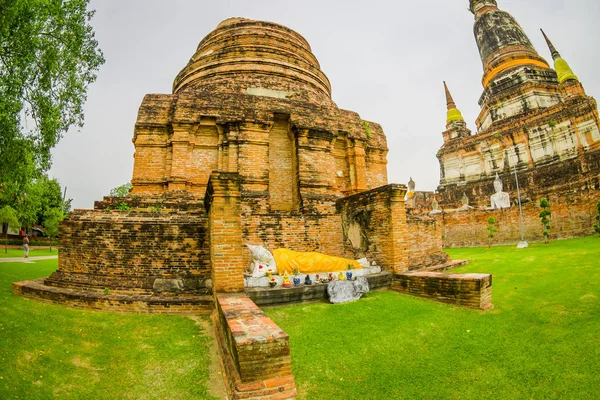 Εξωτερική άποψη του λιθοβολήθηκε budha με κίτρινο ύφασμα και θόλων πίσω στο Wat Pra. Ήταν το ιερότερο ναό της πόλης μέχρι καταστράφηκε το έτος 1767 — Φωτογραφία Αρχείου