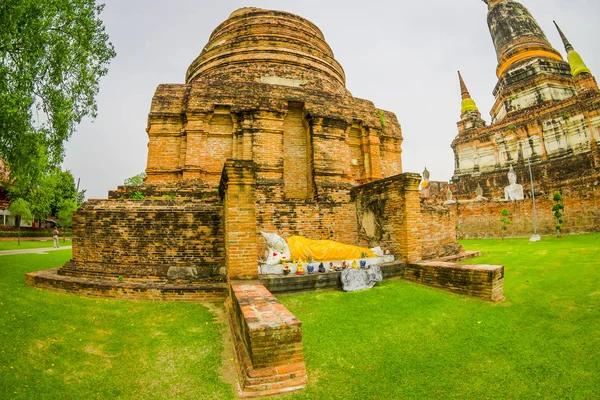 Εξωτερική άποψη του λιθοβολήθηκε budha με κίτρινο ύφασμα και θόλων πίσω στο Wat Pra. Ήταν το ιερότερο ναό της πόλης μέχρι καταστράφηκε το έτος 1767 — Φωτογραφία Αρχείου
