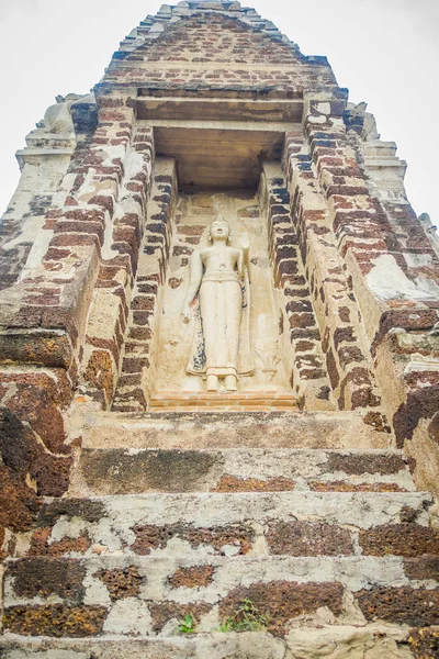 Poniżej widok whiute budha rzeźbione w ścianie w głównym Prang w Wat Racha Burana, Ayudhya prowincji — Zdjęcie stockowe
