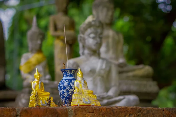 AYUTTHAYA, THAILAND, FEVEREIRO, 08, 2018: Close-up de pequenos budas dentro de saco de plástico com enorme Estátua do Buda Antigo atrás no WAT YAI CHAI MONGKOL, A Cidade Histórica de Ayutthaya, Tailândia — Fotografia de Stock