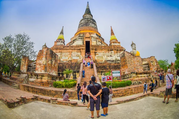 Αγιουτχάγια, Ταϊλάνδη, Φεβρουάριος 08, 2018: Εξωτερική άποψη των αγνώστων ατόμων στο Wat Phra Nakhon Si ναός, Ιστορικό Πάρκο Ayutthaya, Ταϊλάνδη — Φωτογραφία Αρχείου
