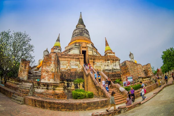 Αγιουτχάγια, Ταϊλάνδη, Φεβρουάριος 08, 2018: Εξωτερική άποψη των αγνώστων ατόμων στο Wat Phra Nakhon Si ναός, Ιστορικό Πάρκο Ayutthaya, Ταϊλάνδη — Φωτογραφία Αρχείου