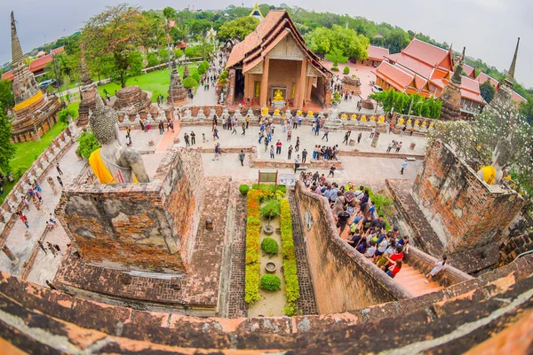 Αγιουτχάγια, Ταϊλάνδη, Φεβρουάριος 08, 2018: Πανέμορφο τοπίο με αγνώστων ανθρώπους που περπατούν στο Wat Chaiwatthanaram, διάσημο τουριστικό αξιοθέατο θρησκευτικού Ιστορικό Πάρκο Ayutthaya σε, Ταϊλάνδη — Φωτογραφία Αρχείου