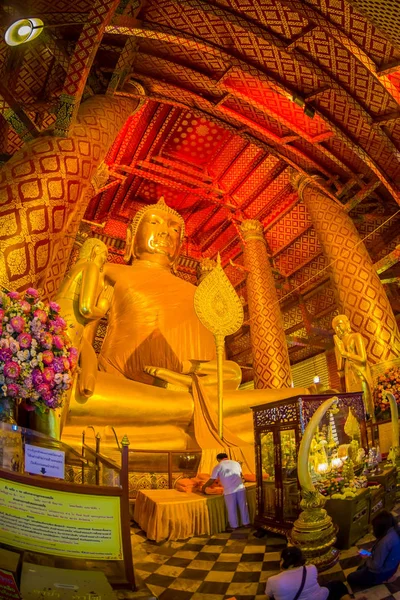 АЮТТАЙЯ, ТАИЛАНД, ФЕВРАЛЬ, 8 февраля 2018 года: Внутренний вид на золотую статую Будды, покрытую желтым цветом, расположенную внутри храма в Историческом парке Аюттхая — стоковое фото