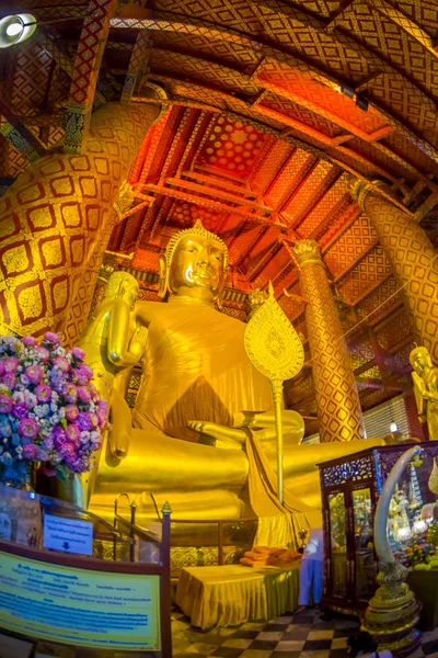 アユタヤ、タイ、2018 年 2 月 8 日: 歴史公園アユタヤの寺院内にある黄色の布で覆われた黄金の仏像の屋内表示 — ストック写真