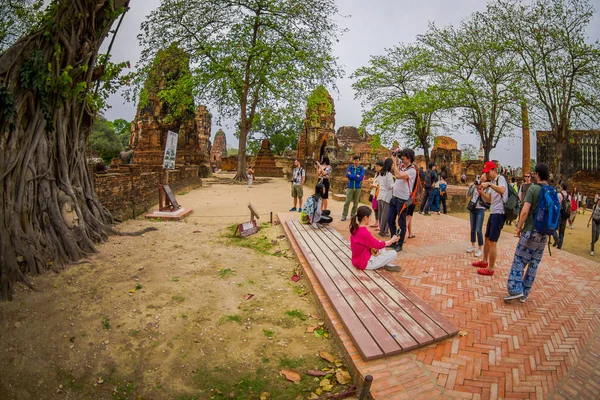 Αγιουτχάγια, Ταϊλάνδη, Φεβρουάριος 08, 2018: Αγνώστων άνθρωποι λήψη selfie σε εξωτερικούς χώρους του Βούδα κεφάλι κατάφυτη από Συκιά στο Wat Mahathat. Ιστορικό Πάρκο Ayutthaya — Φωτογραφία Αρχείου