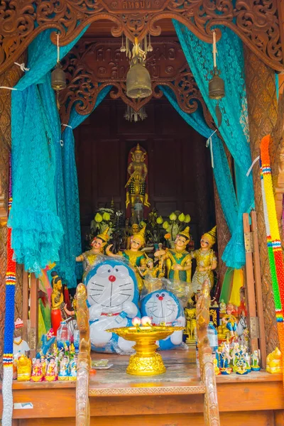 AYUTTHAYA, TAILANDIA, 08 DE FEBRERO DE 2018: Vista interior de varias figuras dentro de un templo en Wat Lokayasutharam en Ayutthaya — Foto de Stock
