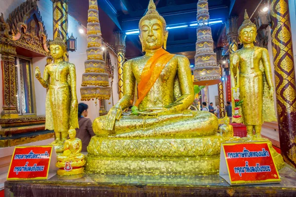 AYUTTHAYA, TAILANDIA, 08 DE FEBRERO DE 2018: Vista interior de la estatua de buda dorada cubierta con un tejido amarillo, ubicada dentro de un templo en el Parque Histórico Ayutthaya — Foto de Stock